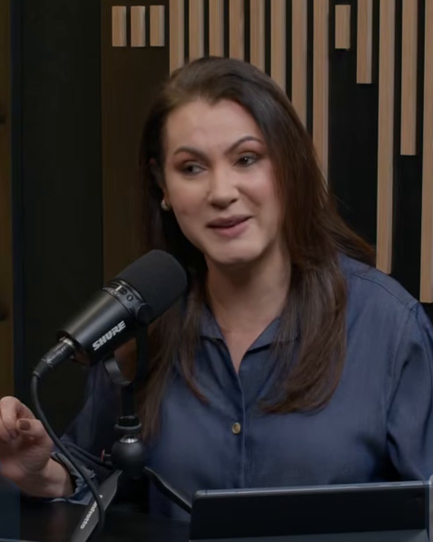 Andréia Teodoro no estúdio do podcast Viver Mais, Cuidar Melhor